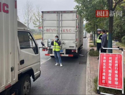 對大氣污染說不！湖北襄陽東津公安聯合環保局開展車輛尾氣檢測行動